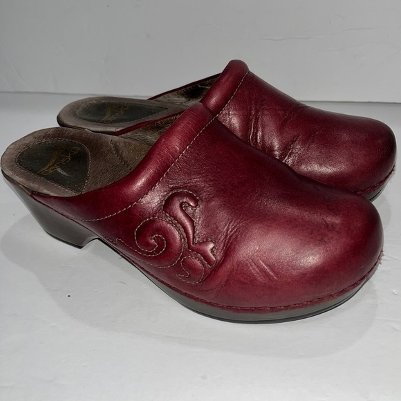 Dansko BERRY  Brown ( burgundy) Scroll pattern stitched Clogs ❤️ - Picture 2 of 14